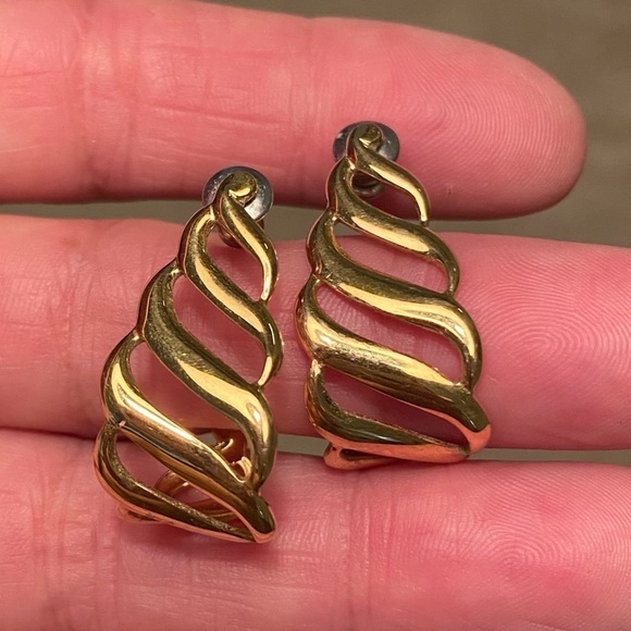 Vintage Swirl Gold Tone Earrings 1” - Picture 3 of 8